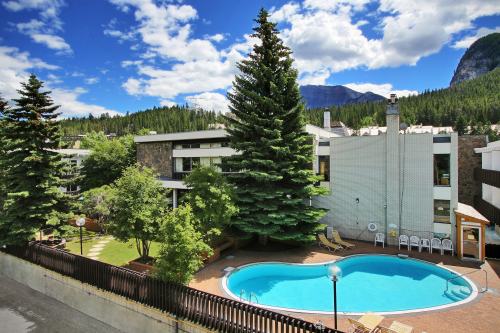 SPRUCE GROVE INN 004